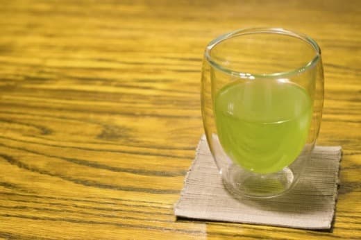 お茶の入ったグラス